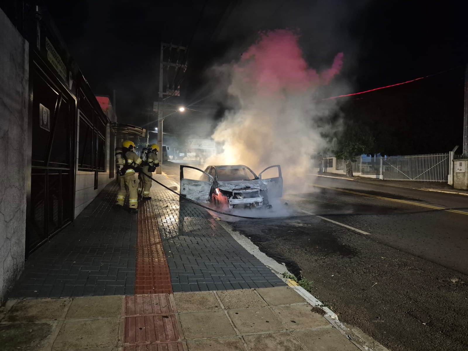 Veículo ficou destruído após pegar fogo de madrugada - Fotos Corpo de Bombeiros