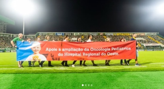 Intervalo de jogo da Chapecoense mobiliza apoio à oncologia pediátrica do HRO