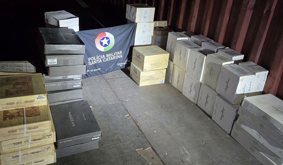 Garrafas de vinho argentino foram encontradas no compartimento de carga do caminhão - Foto Polícia Militar