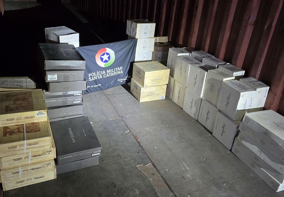 Garrafas de vinho argentino foram encontradas no compartimento de carga do caminhão - Foto Polícia Militar