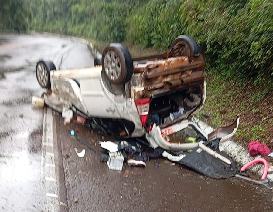 Carro ocupado pela jovem e pela mãe capotou na pista - Fotos Corpo de Bombeiros Voluntários