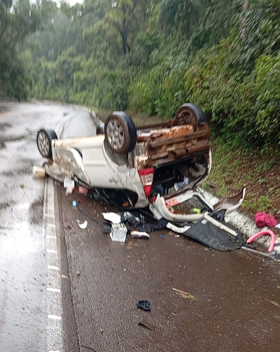 Carro ocupado pela jovem e pela mãe capotou na pista - Fotos Corpo de Bombeiros Voluntários
