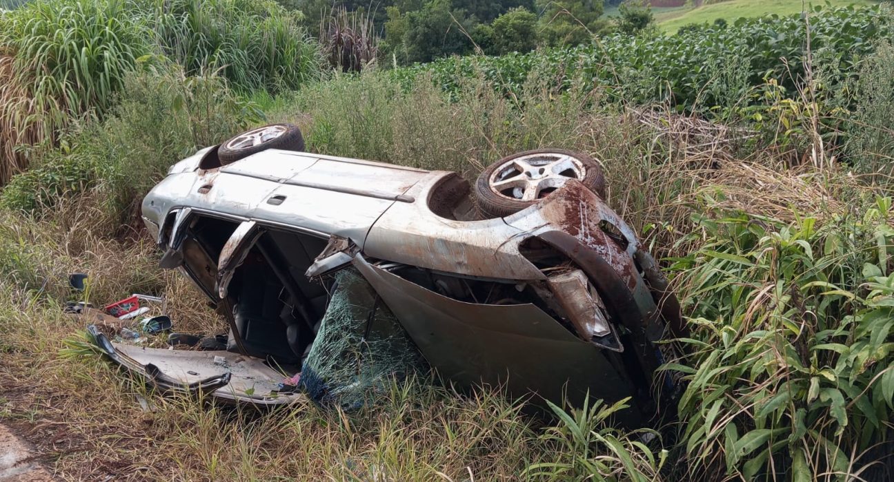Saída de pista seguida de tombamento deixa duas pessoas feridas no interior de Pinhalzinho