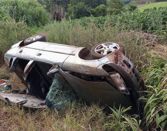 Saída de pista seguida de tombamento deixa duas pessoas feridas no interior de Pinhalzinho