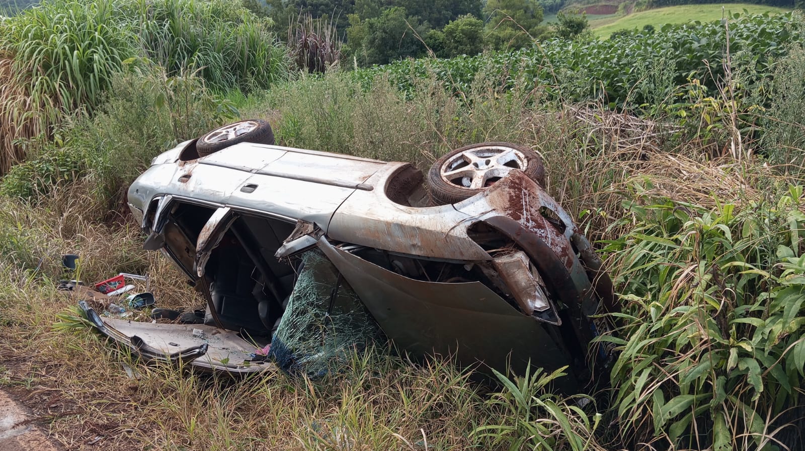 Saída de pista seguida de tombamento deixa duas pessoas feridas no interior de Pinhalzinho