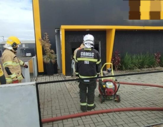 Incêndio atinge estabelecimento no Centro de Xanxerê