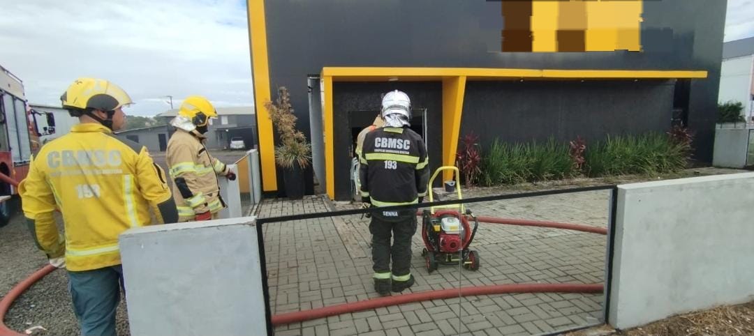 Incêndio atinge estabelecimento no Centro de Xanxerê