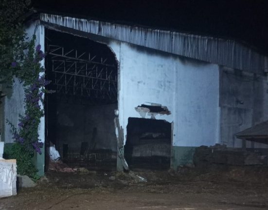 Local funcionava como depósito de feno em fardos, sementes, adubos e maquinário - Foto Corpo de Bombeiros