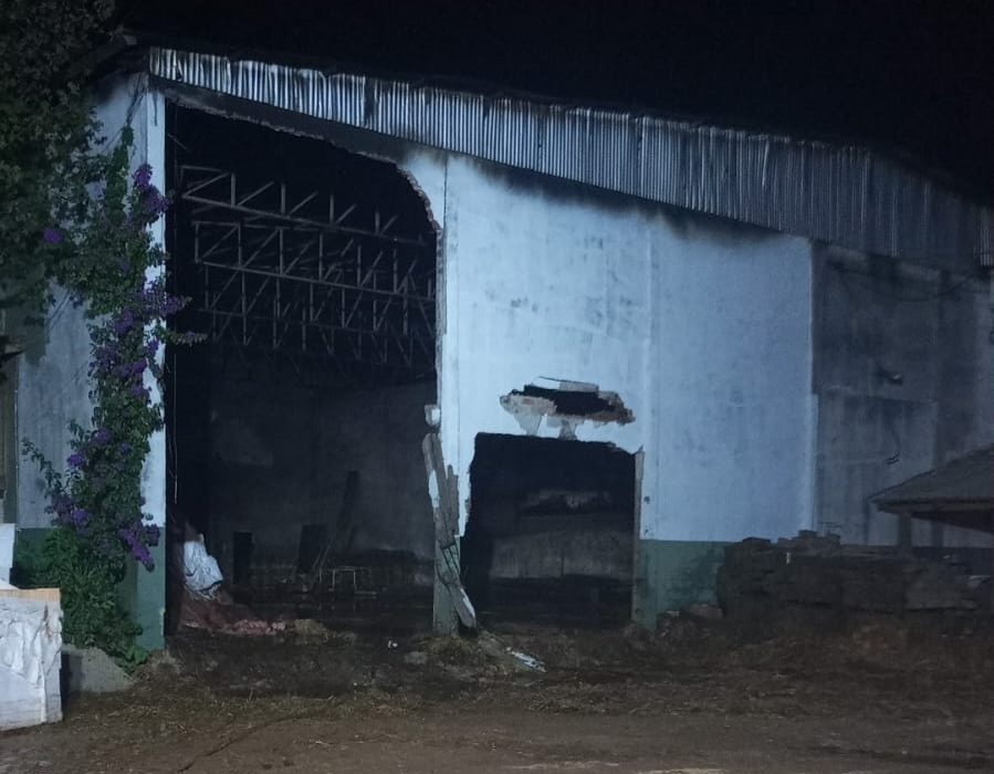 Local funcionava como depósito de feno em fardos, sementes, adubos e maquinário - Foto Corpo de Bombeiros