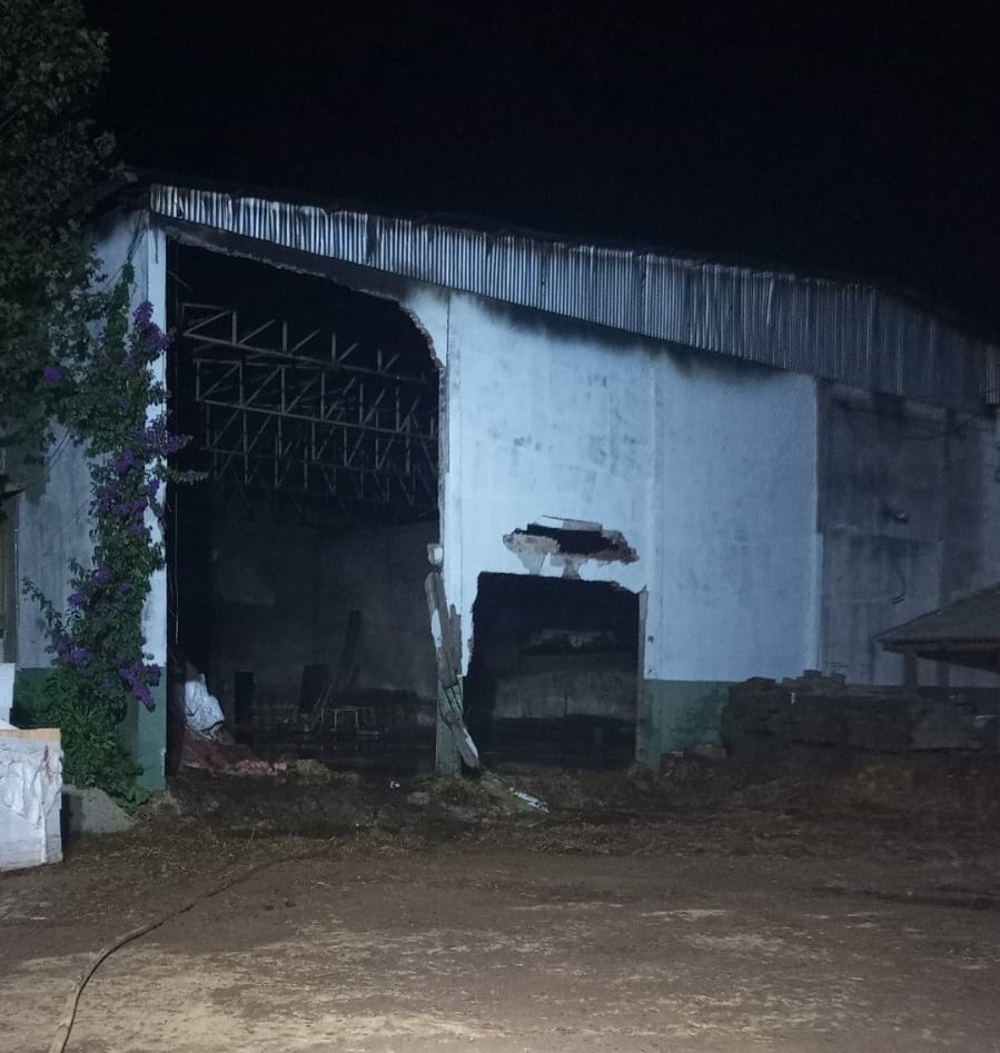 Local funcionava como depósito de feno em fardos, sementes, adubos e maquinário - Foto Corpo de Bombeiros
