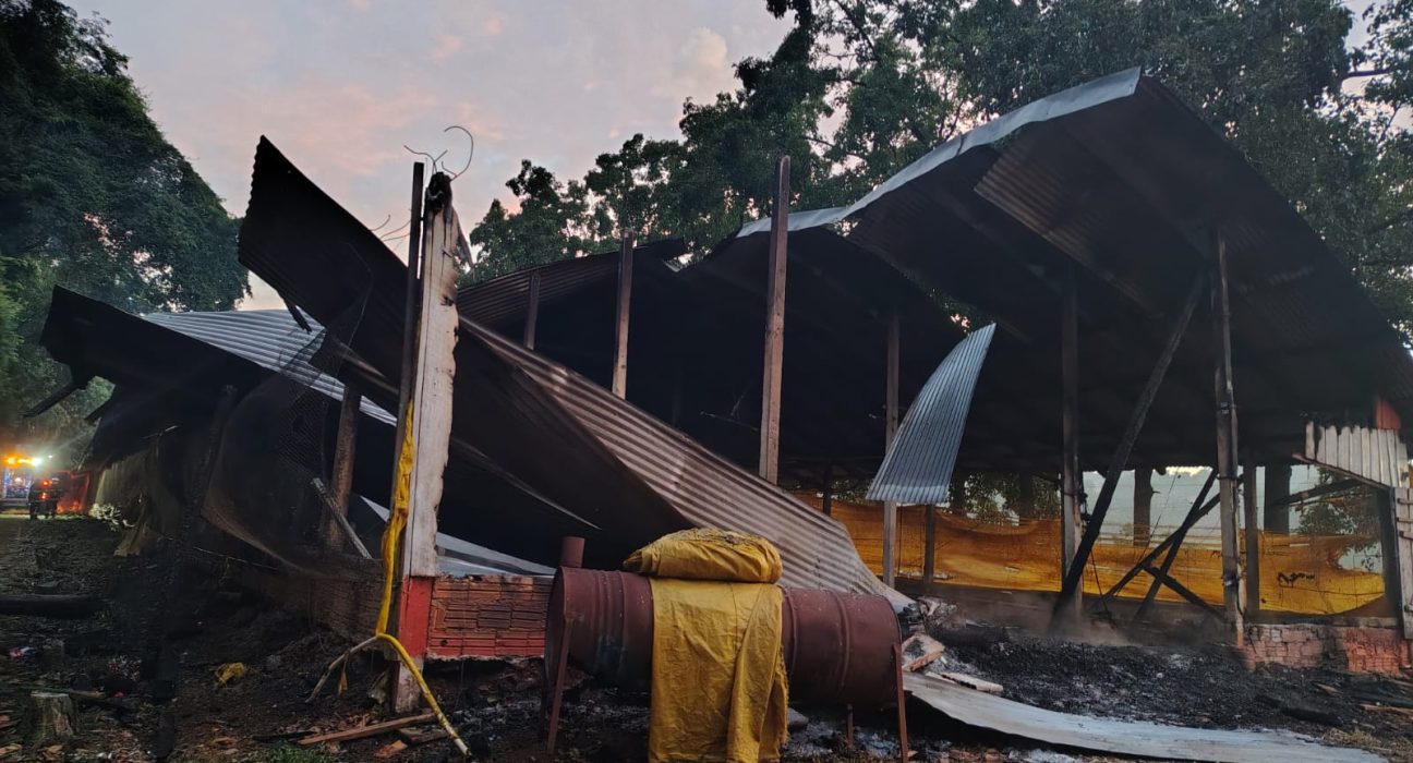 Incêndio causa danos em aviário no interior de Quilombo