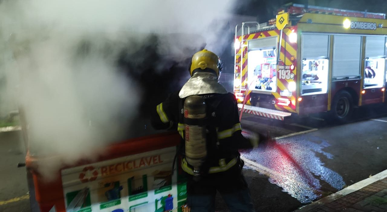 Oito lixeiras são incendiadas durante a madrugada no Centro de Chapecó