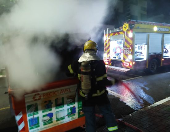 Oito lixeiras são incendiadas durante a madrugada no Centro de Chapecó