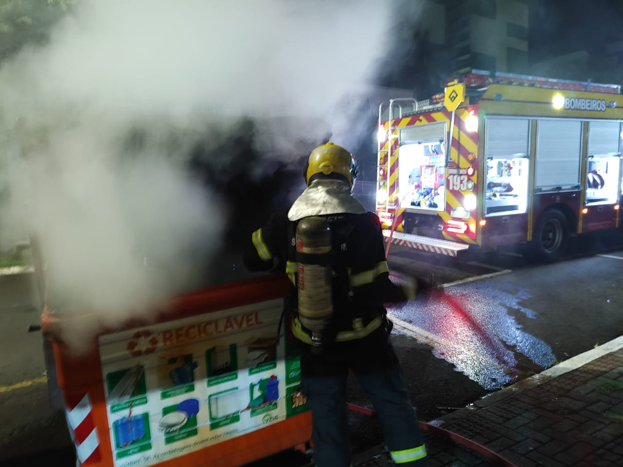 Oito lixeiras são incendiadas durante a madrugada no Centro de Chapecó