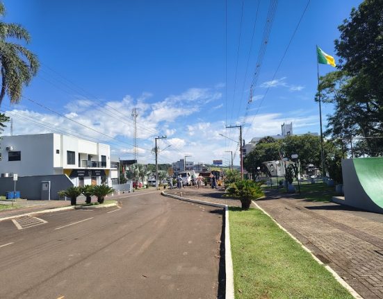 Rua Getúlio Vargas tem trânsito interrompido em São Domingos