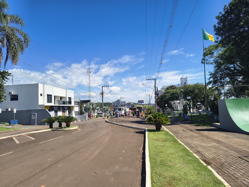 Rua Getúlio Vargas tem trânsito interrompido em São Domingos
