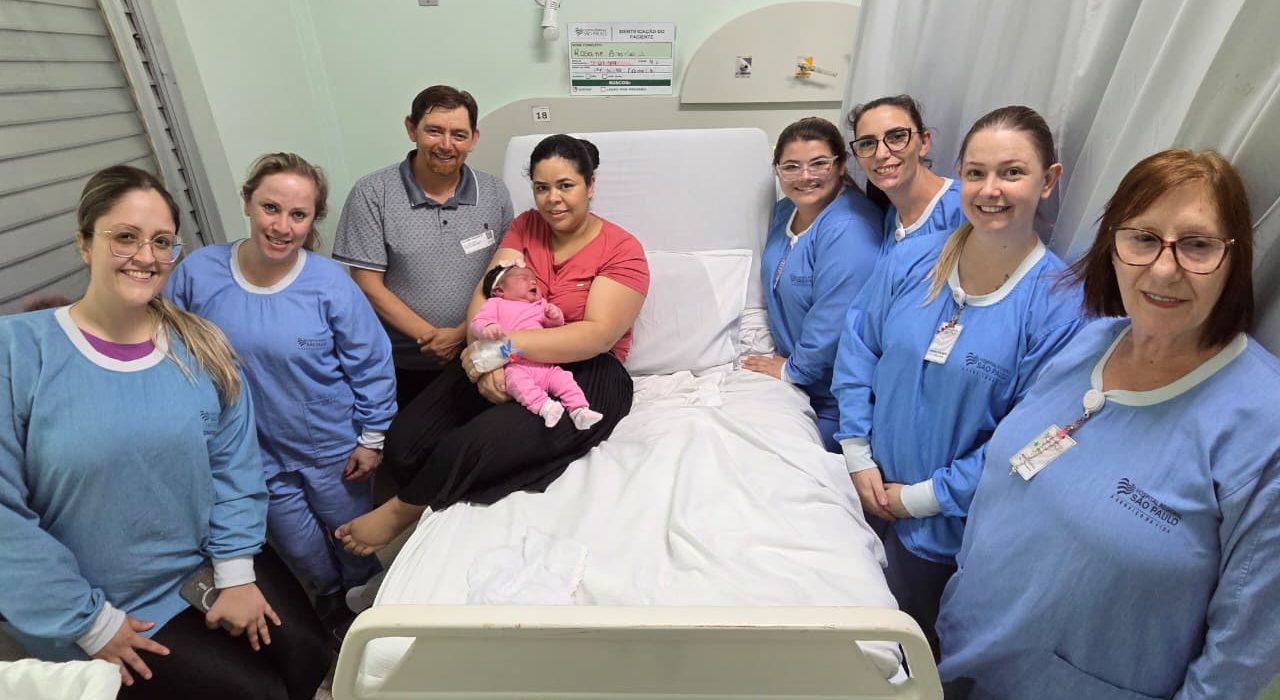 Bebê nasce em casa com ajuda do pai e família