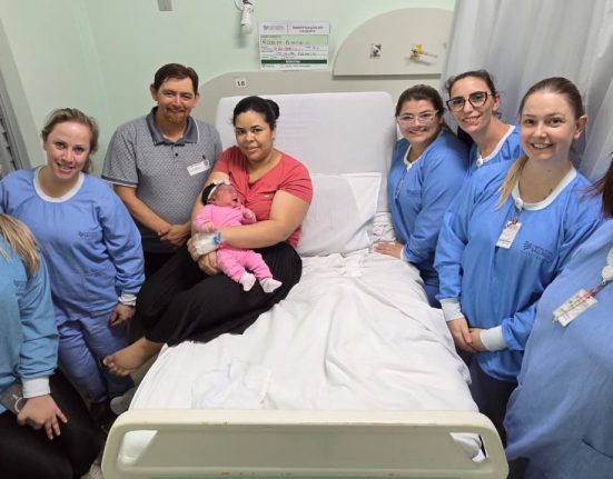Bebê nasce em casa com ajuda do pai e família