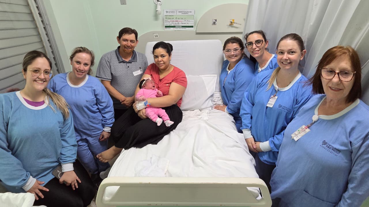 Bebê nasce em casa com ajuda do pai e família