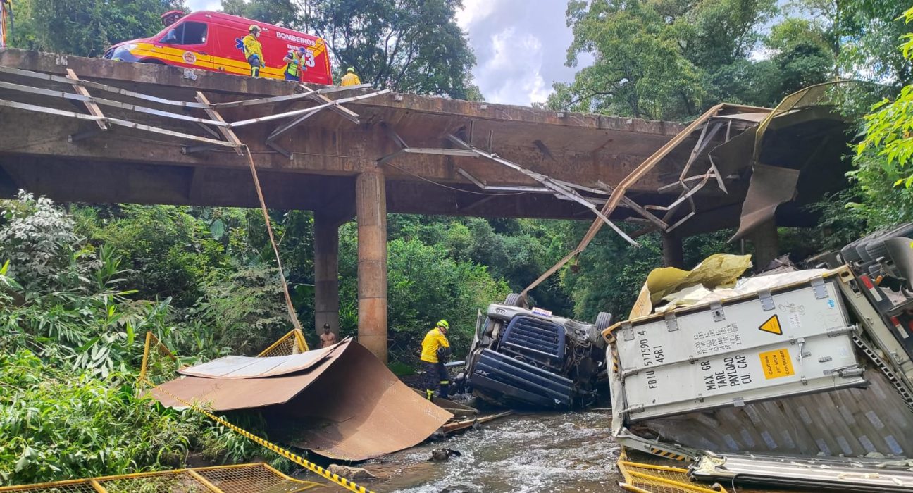 Motorista é resgatado após carreta cair em rio