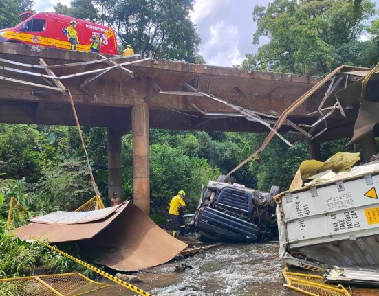 Motorista é resgatado após carreta cair em rio