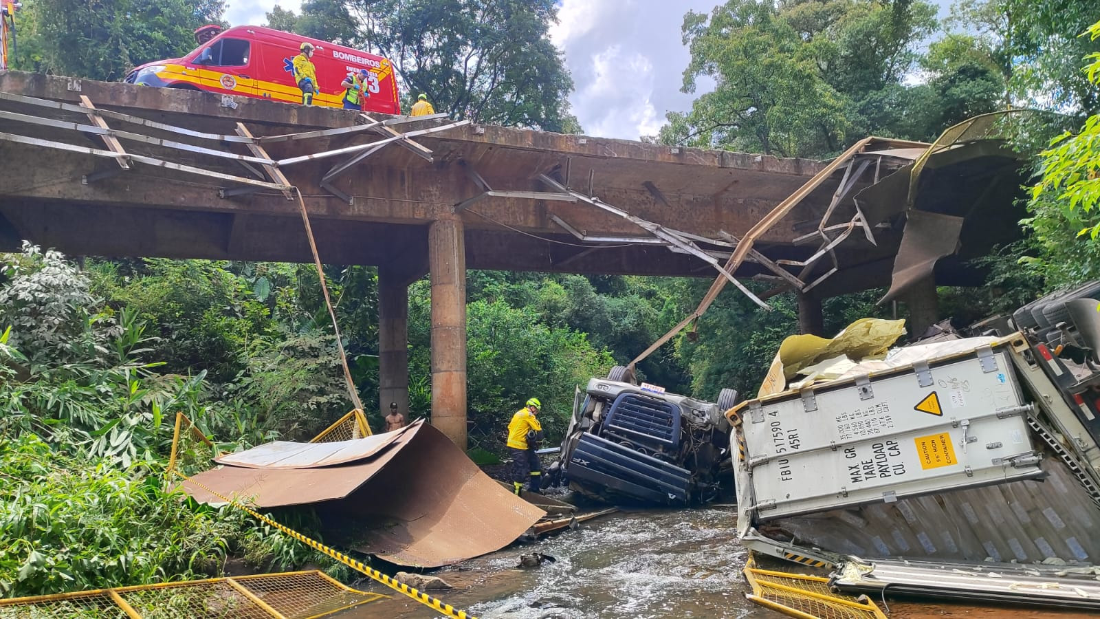 Motorista é resgatado após carreta cair em rio