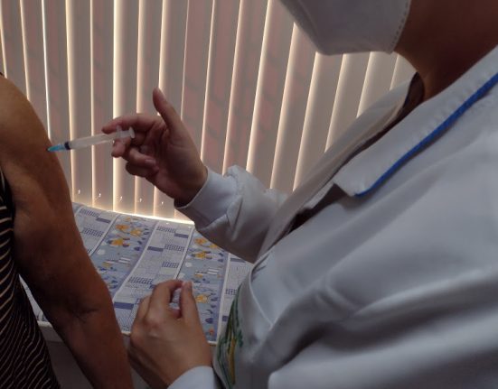 São Domingos e Ipuaçu iniciam imunização contra dengue