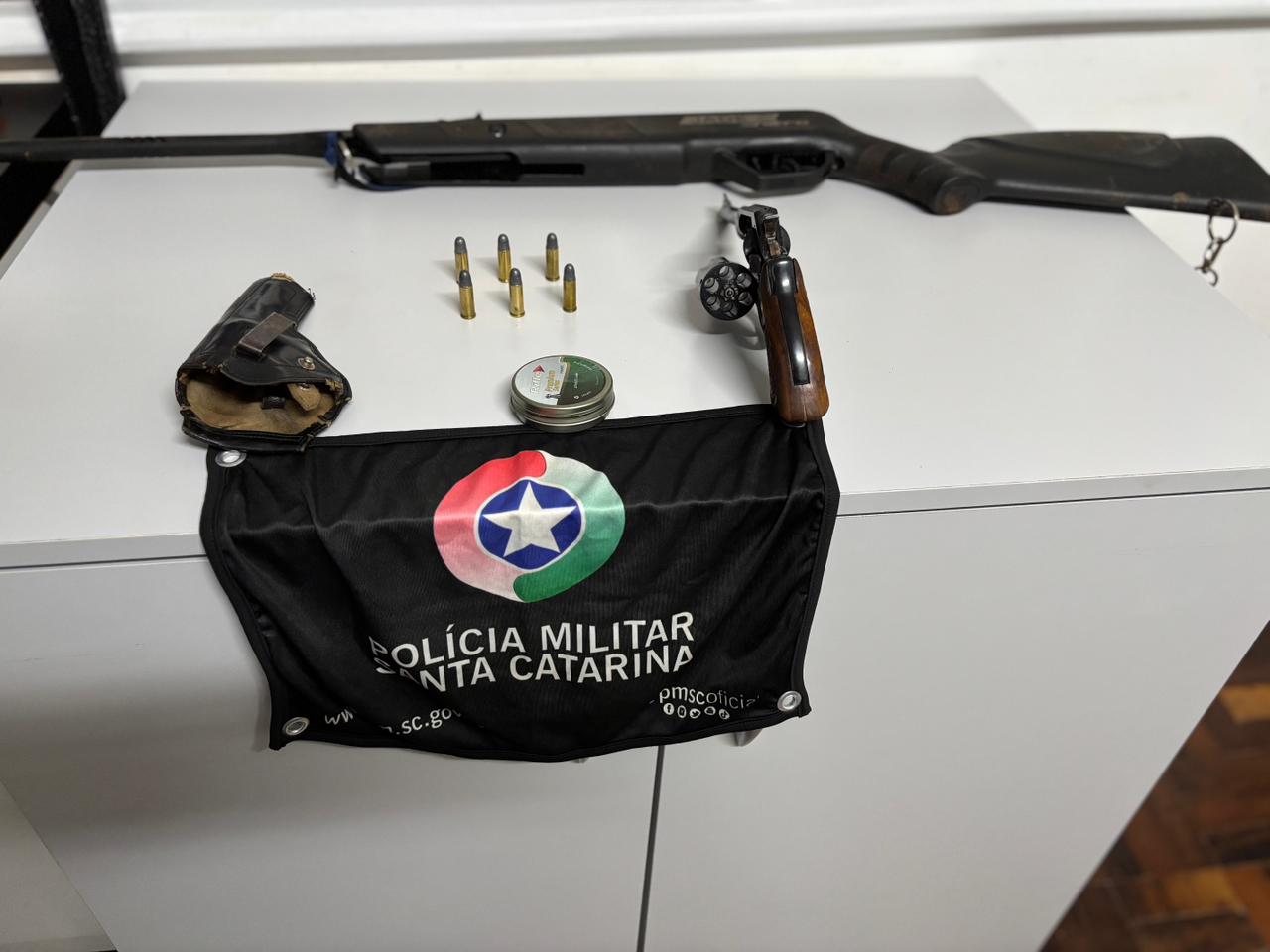 Homem é preso por porte ilegal de arma no interior de Ipuaçu