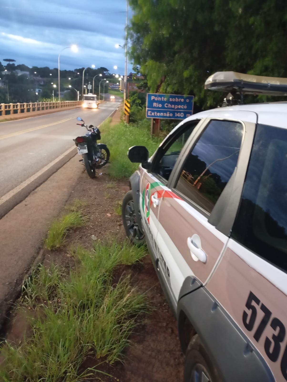 Polícia Militar recupera motocicleta furtada e prende dois jovens em Abelardo Luz