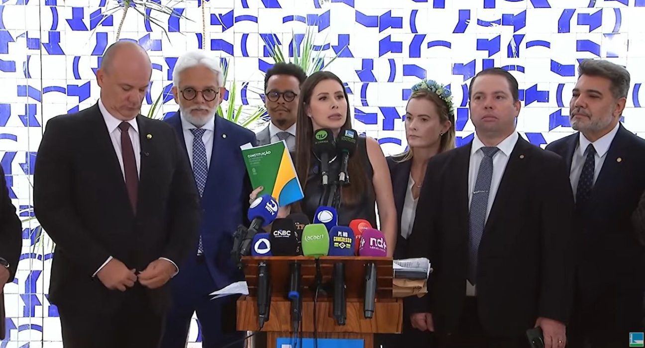 “Impeachmaço”: Carol De Toni protocola pedidos de impeachment contra 16 ministros por descumprimento da Constituição