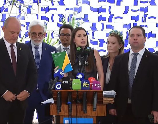 “Impeachmaço”: Carol De Toni protocola pedidos de impeachment contra 16 ministros por descumprimento da Constituição