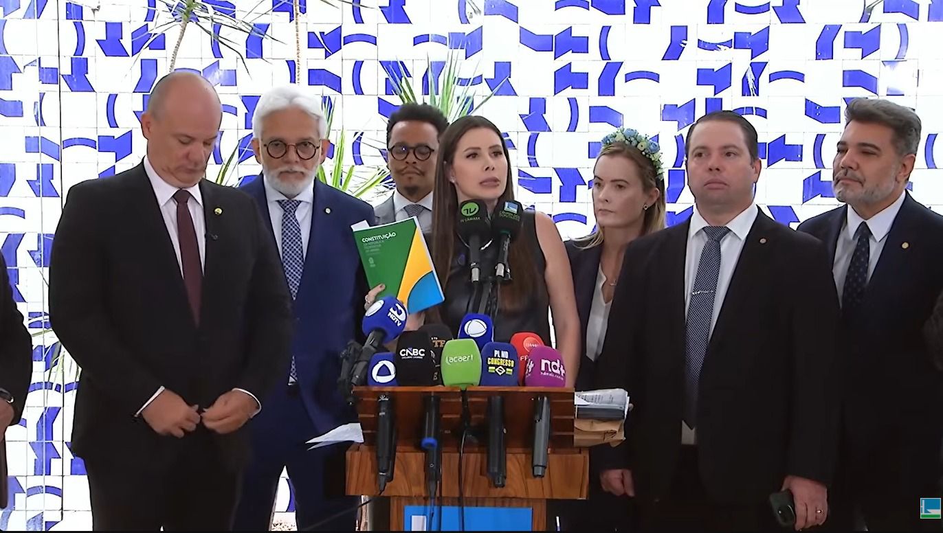 “Impeachmaço”: Carol De Toni protocola pedidos de impeachment contra 16 ministros por descumprimento da Constituição