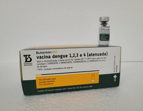 Santa Catarina inicia distribuição de vacinas contra a dengue a profissionais de saúde