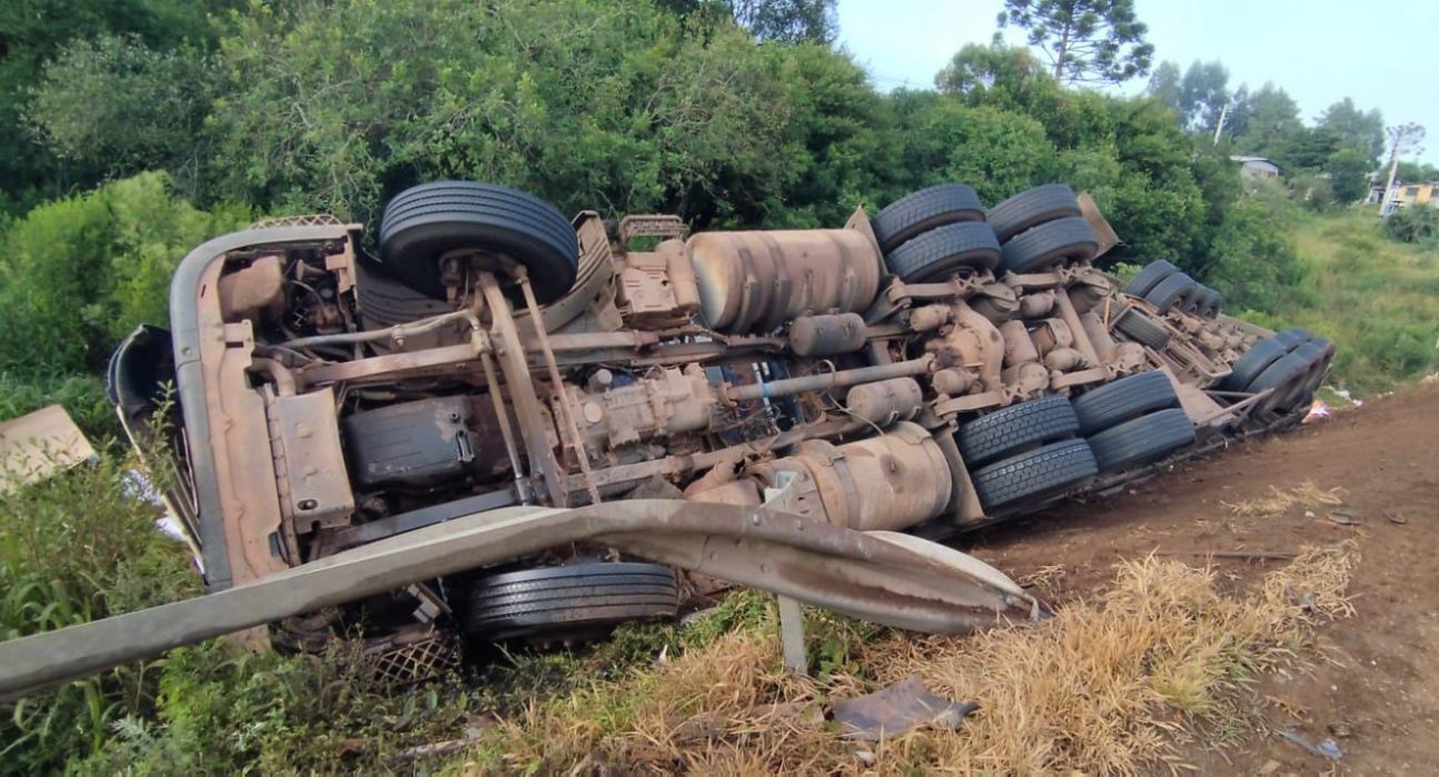 Motorista fica preso às ferragens após tombamento de carreta na BR-282