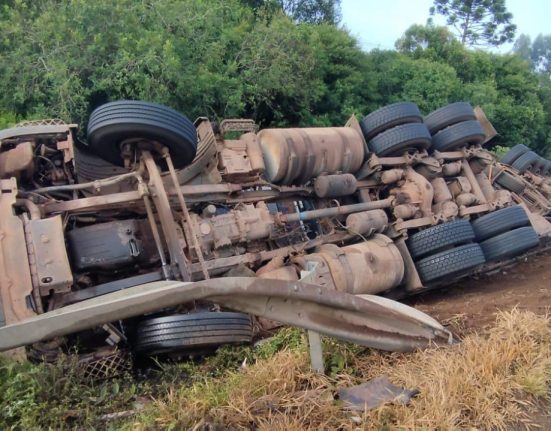 Motorista fica preso às ferragens após tombamento de carreta na BR-282