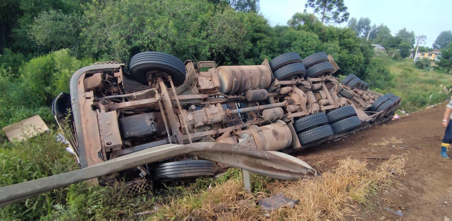 Motorista fica preso às ferragens após tombamento de carreta na BR-282