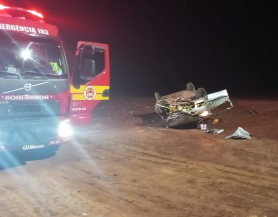 Motorista ficou preso dentro de veículo após capotamento - Foto Corpo de Bombeiros