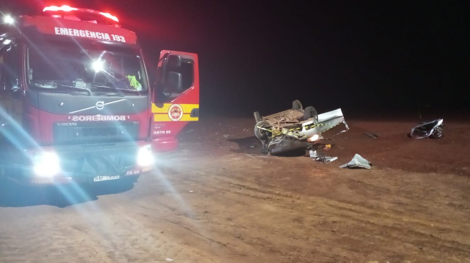Motorista ficou preso dentro de veículo após capotamento - Foto Corpo de Bombeiros