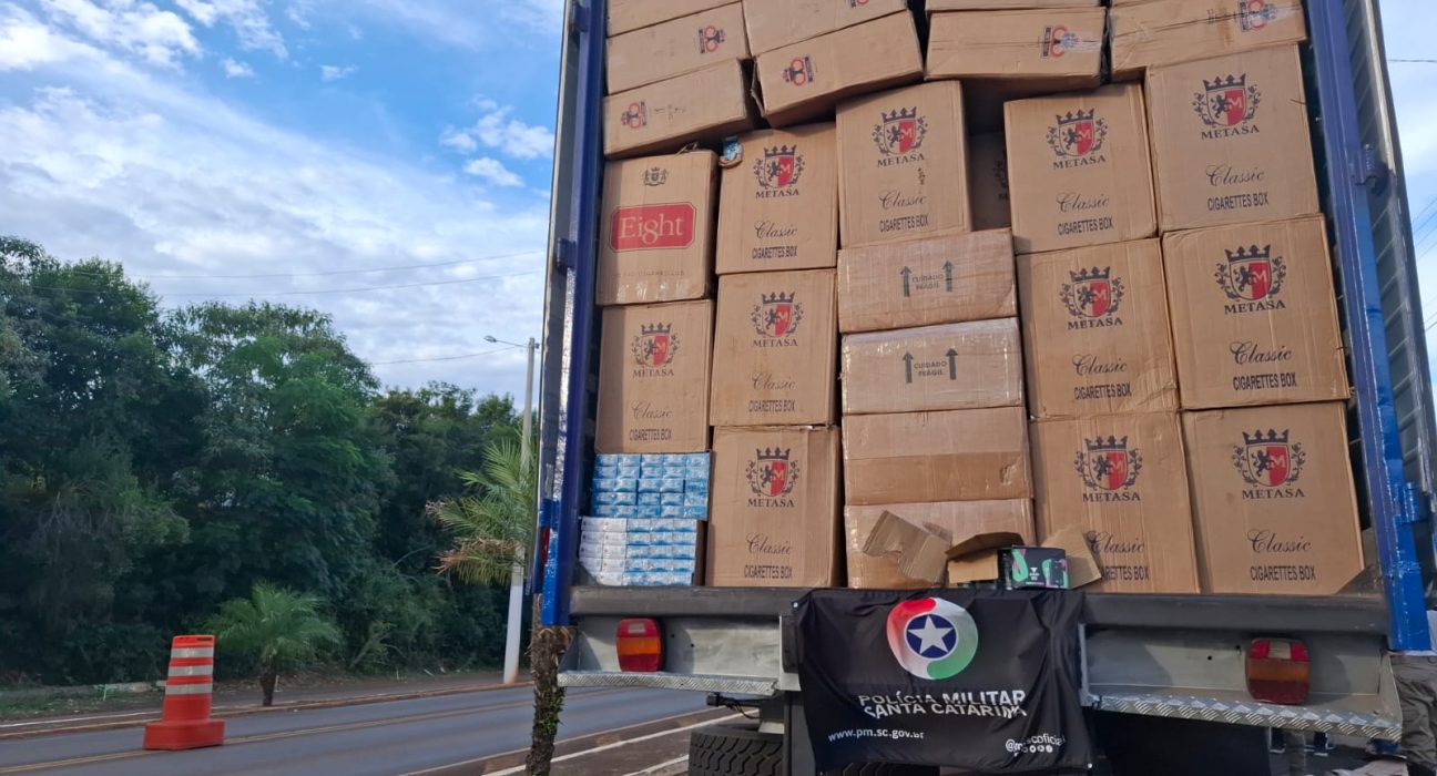 Caminhão com mais de 178 mil maços de cigarros contrabandeados é apreendido em Abelardo Luz