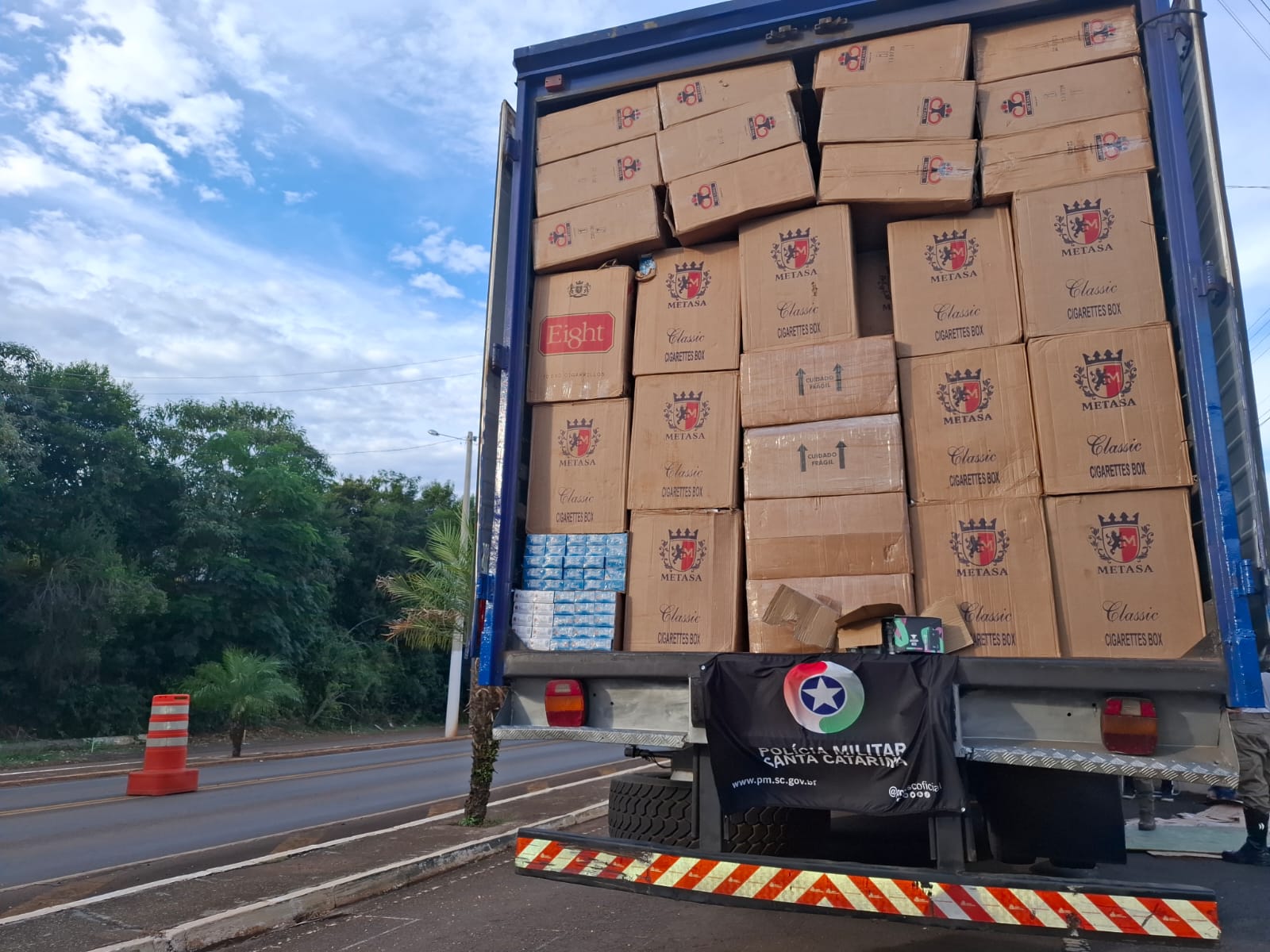 Caminhão com mais de 178 mil maços de cigarros contrabandeados é apreendido em Abelardo Luz