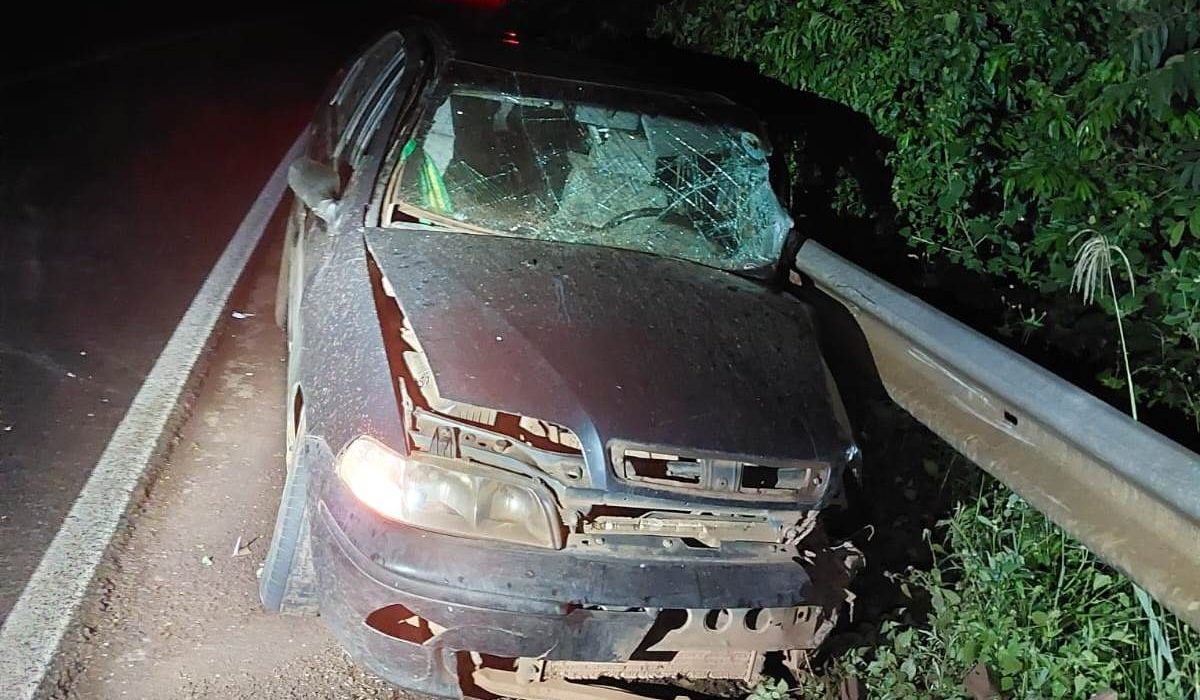 Motorista do carro teve lesões graves - Fotos PMRv