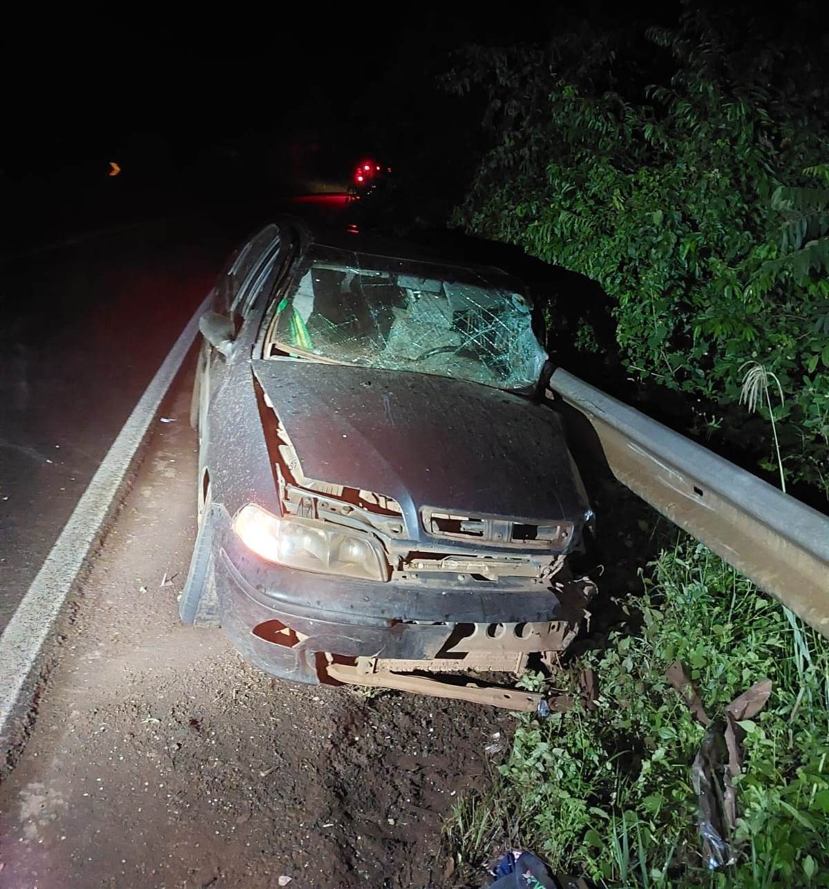 Motorista do carro teve lesões graves - Fotos PMRv