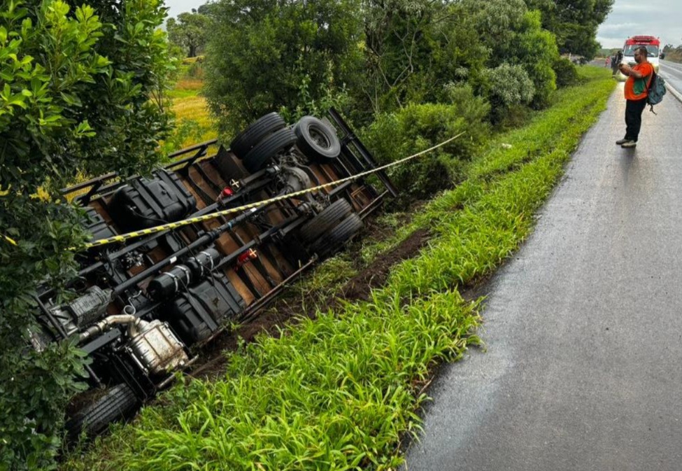 Caminhão capotou nas margens da rodovia - Fotos Jeferson Coppini Oeste Mais