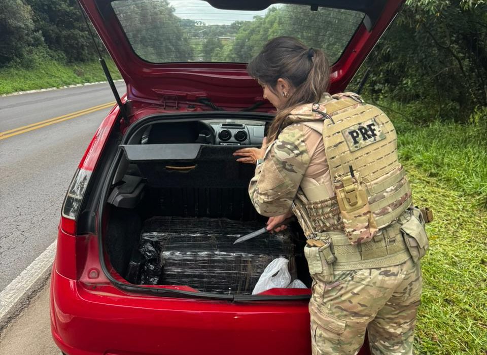 Carro foi abordado na manhã desta terça-feira - Fotos Polícia Militar