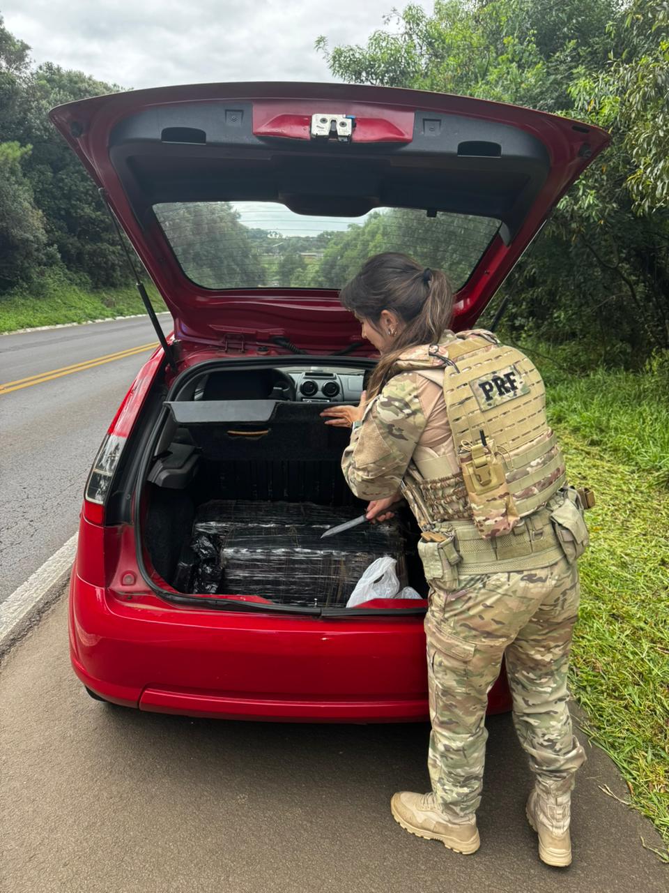Carro foi abordado na manhã desta terça-feira - Fotos Polícia Militar