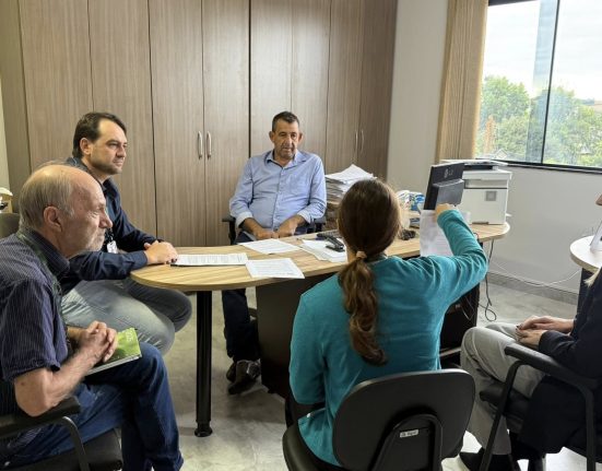 Prefeito de Ipuaçu recebe representantes de entidades para tratar de demandas do município