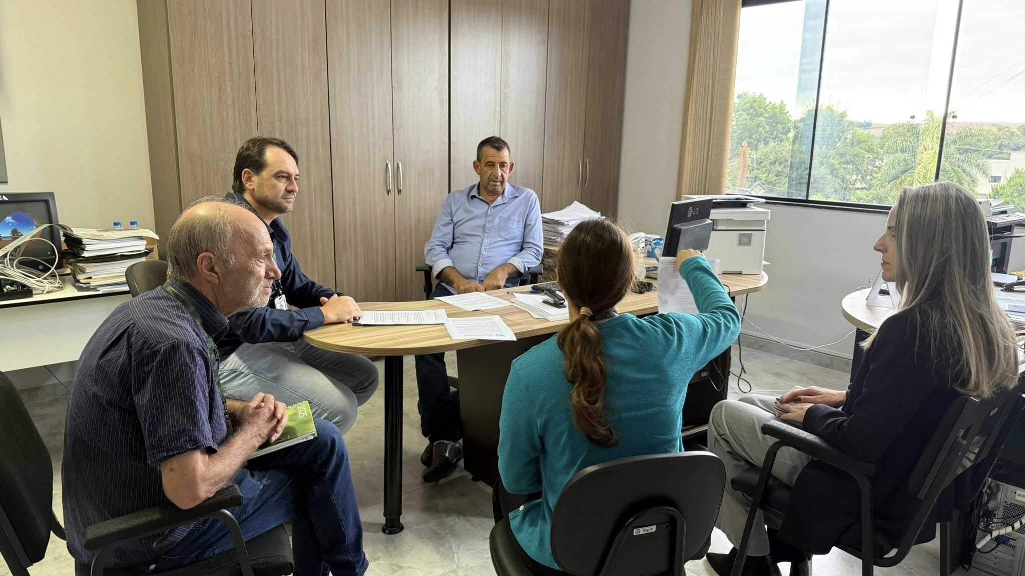 Prefeito de Ipuaçu recebe representantes de entidades para tratar de demandas do município