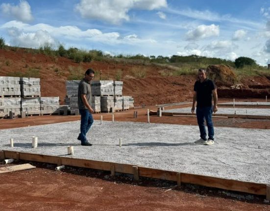 Prefeito acompanha início da construção de 12 novas moradias em Ipuaçu