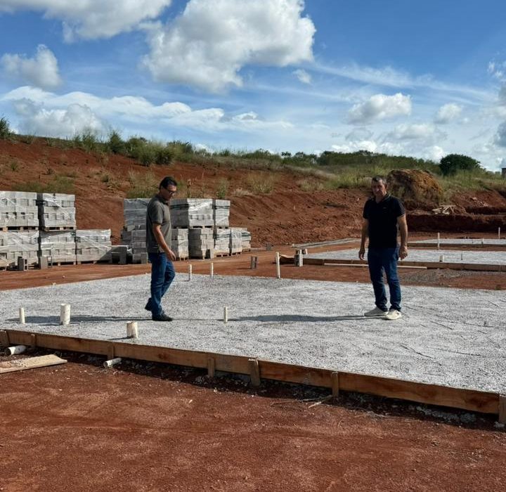 Prefeito acompanha início da construção de 12 novas moradias em Ipuaçu
