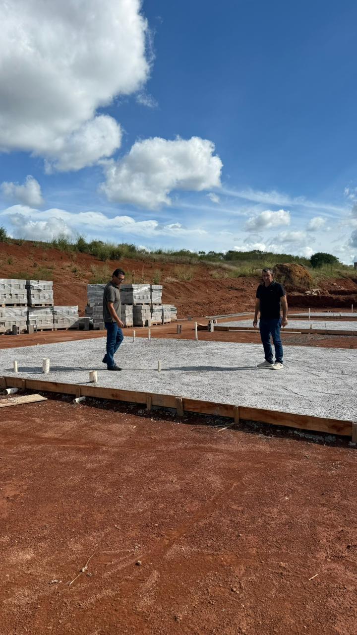 Prefeito acompanha início da construção de 12 novas moradias em Ipuaçu